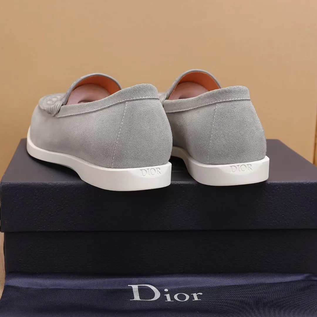 Men's Men's Shoes 💰400 [New Style] 🏍️🏍️Dior - This Dior Granville loafer is a casual dress shoe. Crafted from luxuriously soft beige suede, it features a beige Oblique print panel on the upper. The lightweight cream-white rubber sole is more sophisticated. The Dior Oblique pattern is engraved on the outsole to enhance the style, and the Dior logo is engraved on the back side. Adds elegance to any casual look.